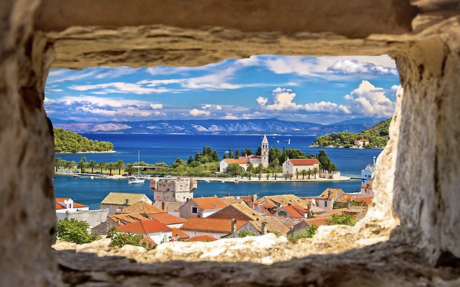 창밖으로 보이는 비스 섬의 일부. 사진제공|CNTB