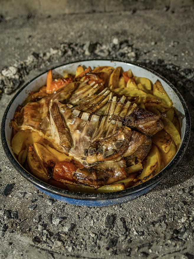 달궈진 종 모양의 철제 뚜껑 위로 숯을 덮어 식재료 본연의 맛과 풍미를 살려내는 크로아티아 전통 요리 페카. 사진제공|CNTB