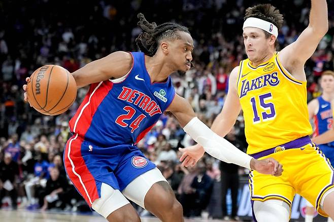 다니스 젠킨스(왼쪽)가 24일 미국 미시건주 디트로이트의 리틀 시저스 아레나에서 열린 LA 레이커스와 2025~2026 미국프로농구 정규리그 홈경기에서 돌파를 시도하고 있다.   디트로이트 | AFP연합뉴스