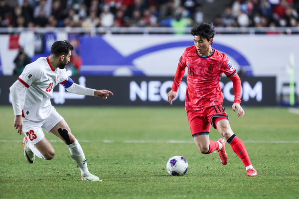 9개월 만에 대표팀에 복귀한 양현준이 지난해 3월 FIFA 월드컵 아시아 3차예선 요르단전에서 드리블 돌파를 하는 모습. 대한축구협회 제공