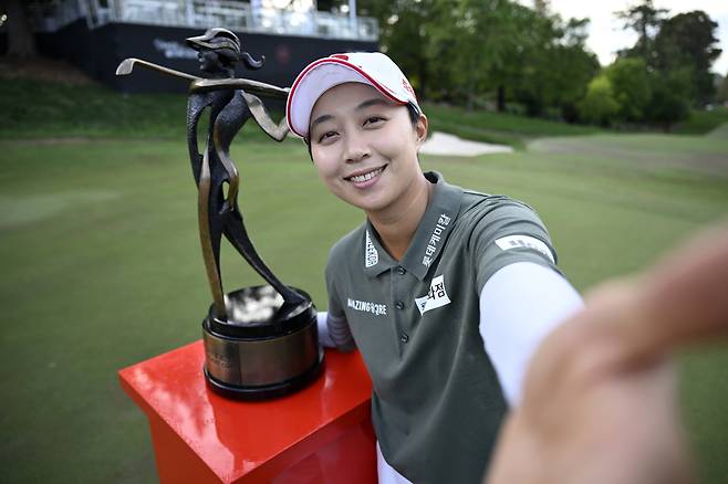 김효주가 지난 23일 미국 캘리포니아주 멘로파크의 샤론하이츠 골프 앤드 컨트리클럽에서 끝난 LPGA투어 포티넷 파운더스컵에서 우승한 뒤 트로피를 들고 셀프카메라 찍는 포즈를 흉내내고 있다. 게티이미지코리아