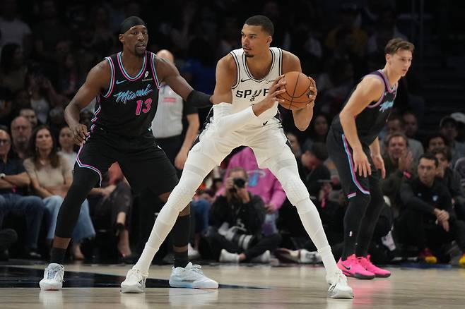 샌안토니오 빅터 웸반야마가 24일 마이애미전에서 뱀 아데바요를 등지고 볼을 받고 있다. Imagn Images연합뉴스