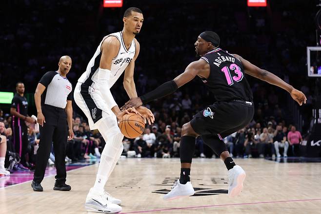 샌안토니오 웸반야마가 24일 마이애미전에서 아데바요 앞에서 공격 시도를 준비하고 있다. AFP연합뉴스