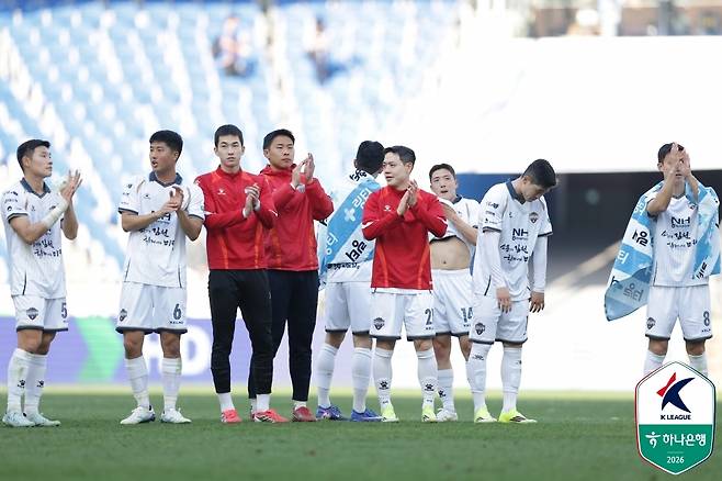 김천 상무 선수들이 지난 22일 울산문수구장에서 열린 울산 HD와 원정 경기에서 0-0으로 비긴 뒤 팬들에게 인사하고 있다. 프로축구연맹 제공