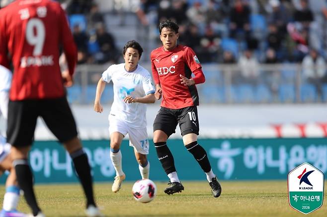 부산 가브리엘이 22일 대구전에서 볼 터치를 하고 있다. 프로축구연맹 제공