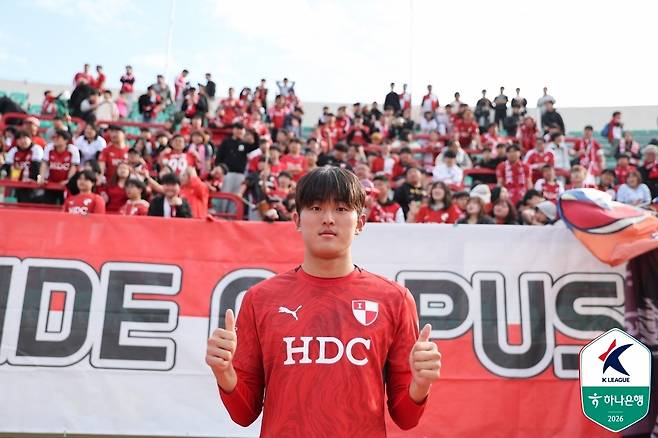 부산 백가온이 22일 대구FC전 승리 후 홈팬 앞에서 포즈를 취하고 있다. 프로축구연맹 제공