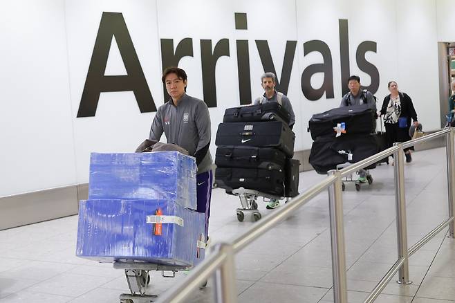 홍명보 축구대표팀 감독(왼쪽)이 23일 영국 런던 히스로국제공항에 도착하고 있다. 대한축구협회 제공