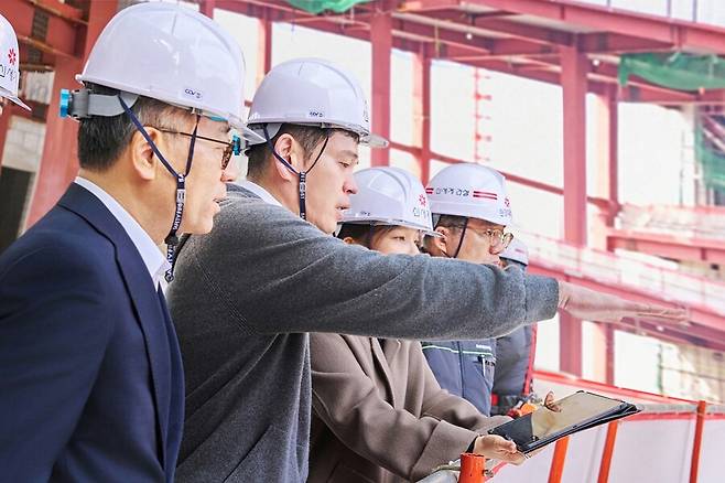 ▲ 정용진 신세계그룹 회장(왼쪽에서 2번째) ⓒ신세계그룹