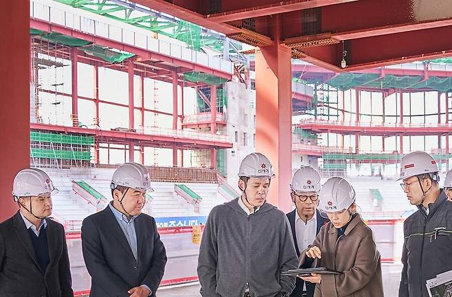 ▲ 정용진 신세계그룹 회장(왼쪽에서 3번째) ⓒ신세계그룹