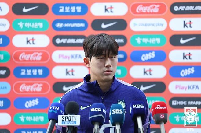 ▲ 24일 천안 코리아풋볼파크에서 이민성 감독이 이끄는 아시안게임 축구대표팀이 소집 훈련을 시작했다. 이번 소집에서 미국 U-22, 일본 U-21 대표팀과 평가전을 펼칠 이민성호에 유럽파 윤도영이 가세해 취재진과 인터뷰를 하고 있다. ⓒ대한축구협회