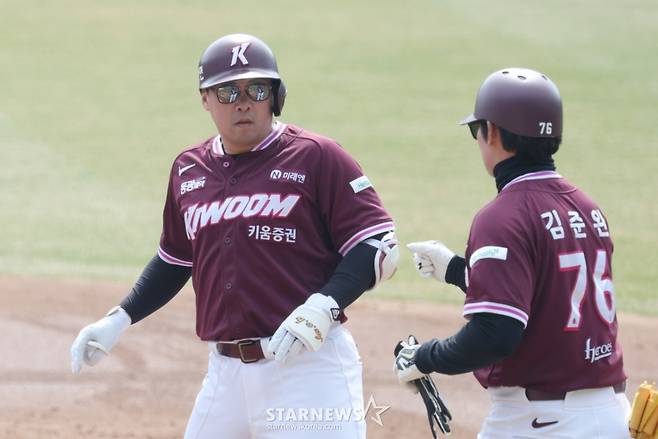 2026 신한 SOL Bank KBO리그 시범경기 LG 트윈스 대 키움 히어로즈 경기가 23일 서울 잠실야구장에서 열렸다.  키움 안치홍이 9회초 무사 1루에서 내야안타를 날리고 출루한 후 김준완 코치의 환영을 받고 있다. /사진=김진경 대기자