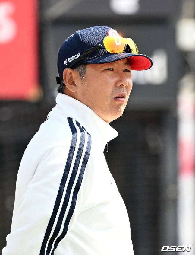 김원형 두산 감독이 23일 KT와 시범경기를 앞두고 선수들을 바라보고 있다. /사진=OSEN