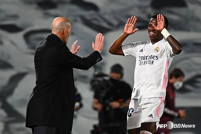 지네딘 지단(왼쪽) 비니시우스 주니오르. /AFPBBNews=뉴스1