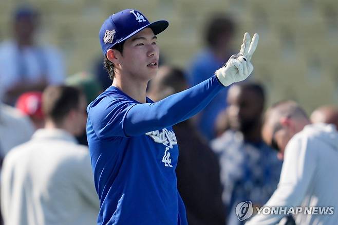 LA다저스 소식통 다저스 웨이는 23일(한국시간) LA다저스가 2026시즌 미국 메이저리그(MLB) 개막 엔트리에 김혜성을 제외하자 김혜성의 미래를 주목했다. 김혜성은 스프링캠프 기간 동안 타율 0.407(27타수 11안타) 1홈런 6타점 1볼넷 8삼진 OPS(출루율+장타율) 0.967을 찍으며 좋은 타격 감각을 보여줬음에도 지난해에 이어 또다시 마이너리그에서 시즌을 시작한다. 매체는 김혜성이 마이너리그에서 좋은 활약을 펼치며 다저스가 김혜성을 다른 팀으로 트레이드 보낼 것으로 전망했다. 연합뉴스