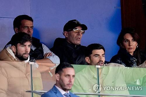 프랑스 매체 RMC 스포츠가 지난 23일(한국시간) 지단이 디디에 데샹의 후임으로 프랑스 축구 대표팀 감독으로 부임할 거라고 보도했다.지단은 2021년 여름 레알 마드리드 2기를 끝낸 뒤, 지금까지 휴식을 취하고 있다. 그는 레알에서만 두 차례 감독직을 맡았으며 여기에서 수많은 트로피를 들어 올렸다. 연합뉴스