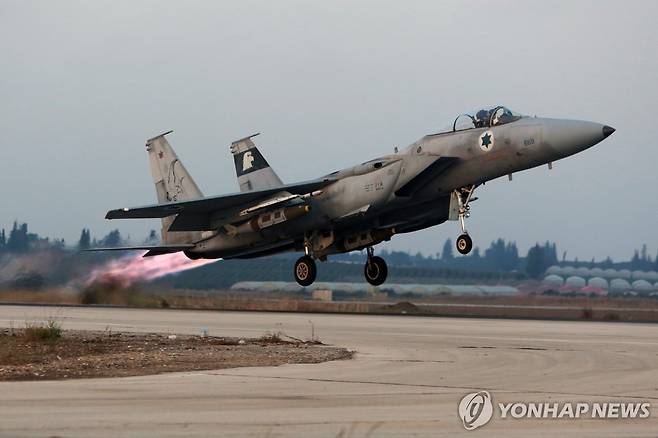 텔노프 공군기지에서 이륙하는 이스라엘 전투기 [EPA 연합뉴스 자료사진. 재판매 및 DB 금지]