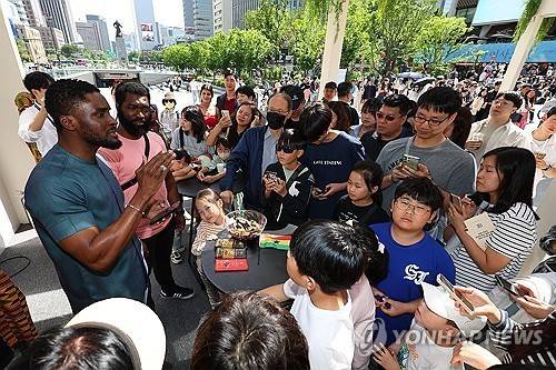 2024년 한·아프리카 정상회의 기념 아프리카 문화 페스티벌 행사장 찾은 방송인 샘 오취리
[연합뉴스 자료사진. 재판매 및 DB 금지]