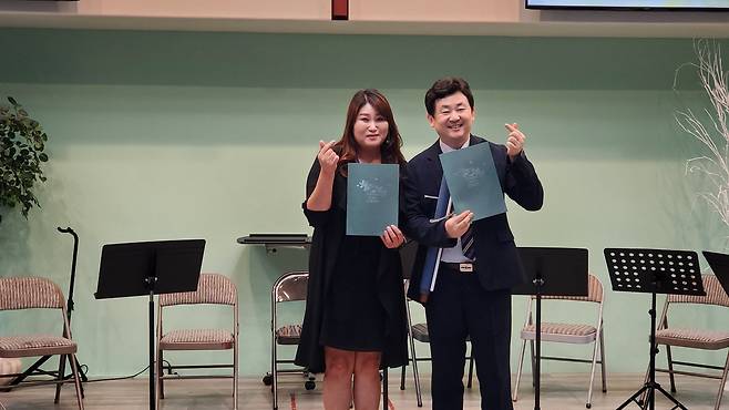 반크-북가주한국학교협의회, 'AI 대한민국 외교관 양성 사업' 업무협약 체결 박기태 반크 단장(오른쪽)과 곽은아 북가주한국학교협의회장. [반크 제공. 재판매 및 DB 금지]