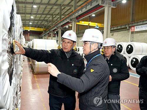 타이어코드 공정 점검하는 허성 코오롱인더스트리 사장 [연합뉴스 자료사진. 코오롱인더스트리 제공. 재판매 및 DB 금지]