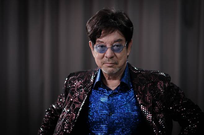 데뷔 50주년 콘서트 여는 '원조 아파트' 윤수일 (서울=연합뉴스) 류효림 기자 = 가수 윤수일이 지난 18일 서울 종로구 연합뉴스 사옥에서 인터뷰에 앞서 포즈를 취하고 있다. 2026.3.24   ryousanta@yna.co.kr