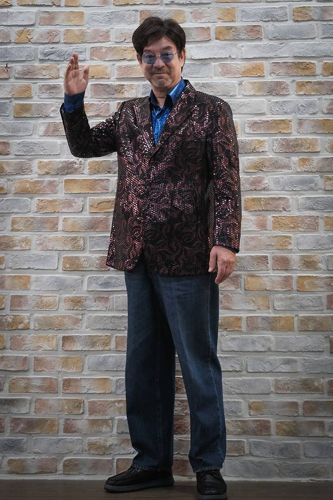 데뷔 50주년 콘서트 여는 '원조 아파트' 윤수일 (서울=연합뉴스) 류효림 기자 = 가수 윤수일이 지난 18일 서울 종로구 연합뉴스 사옥에서 인터뷰에 앞서 포즈를 취하고 있다. 2026.3.24 ryousanta@yna.co.kr