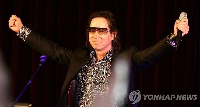 윤수일의 멋진 무대 (서울=연합뉴스) 김연정 기자 = 28일 저녁 여의도 63빌딩에서 윤수일 밴드 22집 신곡 쇼케이스가 열려 멋진 무대를 선보이고 있다. maum@yna.co.kr