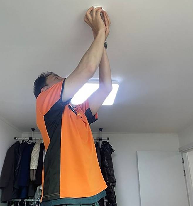 주택에 화재감지기를 설치하는 모습 [성남시 제공. 재판매 및 DB 금지]