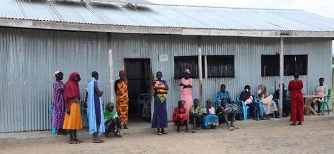 남수단 종글레이주 파국 지역 보건소서 진료를 기다리는 여성들 [UNFPA 제공. 재판매 및 DB 금지]