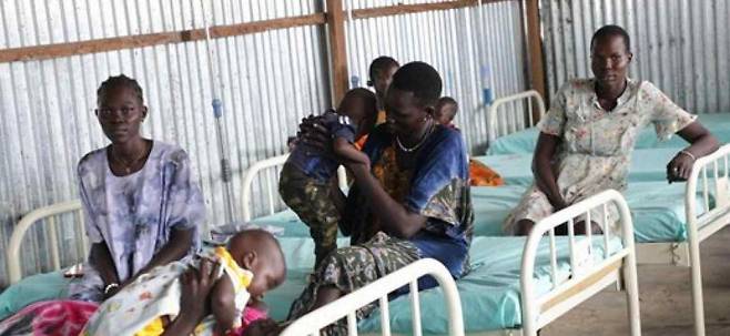 치료를 위해 보건소에서 대기하는 남수단 여성들 [UNFPA 제공. 재판매 및 DB 금지]