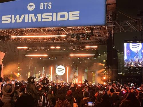 "지금 여기, 다함께"…BTS, 4년만에 완전체로 미국 무대 (뉴욕=연합뉴스) 김연숙 특파원= 23일(현지시간) 미국 뉴욕 맨해튼 피어17에서 '스포티파이 X BTS : 스윔사이드' 행사 중인 BTS. 2026.3.23 photo@yna.co.kr