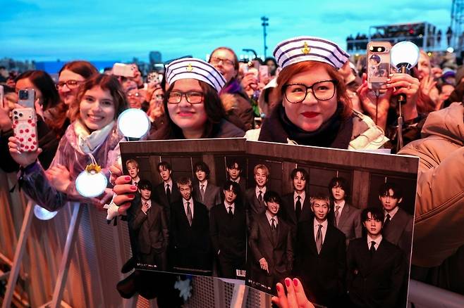 BTS와 아미  (뉴욕=연합뉴스) 23일(현지시간) 미국 뉴욕 맨해튼 피어17에서 열린 '스포티파이 X BTS : 스윔사이드'를 즐기고 있는 아미들 [스포티파이 제공. 재판매 및 DB 금지] 2026.3.23 photo@yna.co.kr