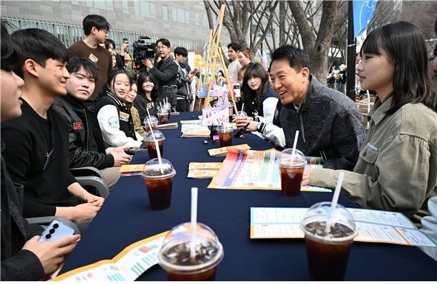 오세훈 서울시장, 서울 청년정책 꿀팁버스 부스 방문 [서울시 제공. 재판매 및 DB 금지]