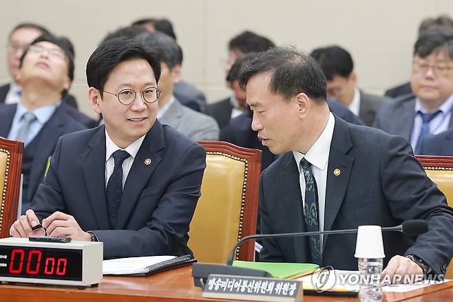 대화하는 배경훈 부총리와 김종철 방미통위 위원장 (서울=연합뉴스) 신현우 기자 = 24일 국회에서 열린 과학기술정보방송통신위원회 전체회의에서 배경훈 부총리 겸 과학기술정보통신부 장관과 김종철 방송미디어통신위원장이 대화하고 있다. 2026.3.24 nowwego@yna.co.kr