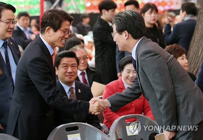 악수하는 유승민-김문수 [연합뉴스 자료사진]