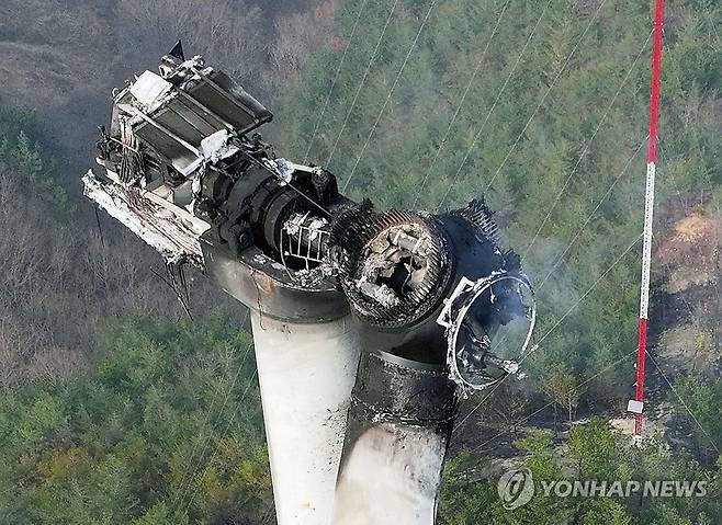 검게 그을린 영덕 풍력발전기 (영덕=연합뉴스) 김현태 기자 = 24일 오전 경북 영덕군 영덕읍 창포리 풍력발전단지 내 한 풍력발전기가 검게 그을려 있다. 해당 발전기에서는 전날 불이나 발전기에 올라가서 수리하던 작업자 3명이 숨졌다. 2026.3.24 mtkht@yna.co.kr