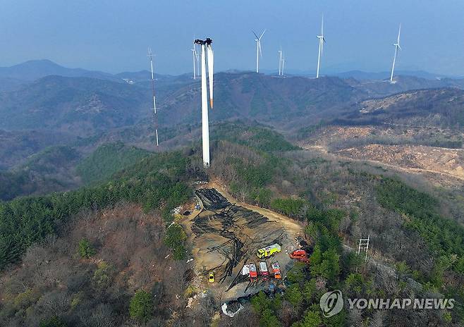 멈춰선 영덕 풍력발전단지 (영덕=연합뉴스) 김현태 기자 = 24일 오전 경북 영덕군 영덕읍 창포리 풍력발전단지 내 한 풍력발전기가 전날 화재로 검게 타버린 가운데 해당 발전기 너머로 멈춰 선 풍력발전기들이 보인다. 2026.3.24 mtkht@yna.co.kr