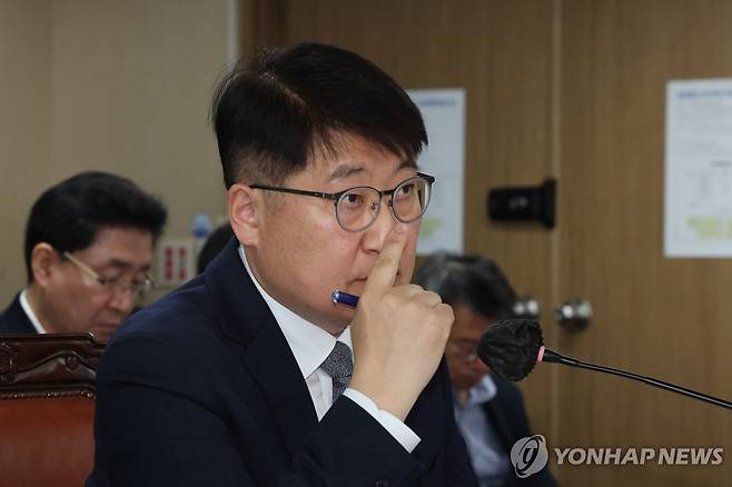 김태균 서울교통공사 사장 후보자 인사청문회 (서울=연합뉴스) 이진욱 기자 = 김태균 서울교통공사 신임 사장 후보자가 24일 서울 중구 서울시의회 별관에서 열린 인사청문회에 참석해 있다. 2026.3.24 cityboy@yna.co.kr