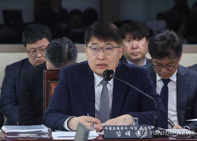 의원 질의에 답하는 김태균 서울교통공사 사장 후보자 (서울=연합뉴스) 이진욱 기자 = 김태균 서울교통공사 신임 사장 후보자가 24일 서울 중구 서울시의회 별관에서 열린 인사청문회에서 의원 질의에 답하고 있다. 2026.3.24 cityboy@yna.co.kr