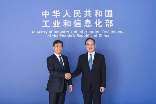 곽노정 SK하이닉스 대표이사 사장과 리러청 중국 공업정보화부장  [중국 공업정보화부 제공. 재판매 및 DB 금지]