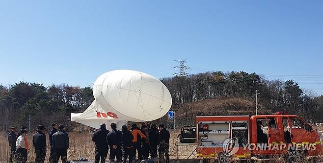 산불예방 '소방 헬리카이트'  (울산=연합뉴스) 울산 남울주소방서는 산불 발생 위험이 최고조에 달하는 봄철을 맞아, 시민들에게 산불 조심 주의 기간을 알리고 예방 의식을 높이기 위해 오는 29일까지 '소방 헬리카이트'를 활용한 집중 홍보 활동을 전개한다고 24일 밝혔다. 2026.3.24 [울산시 제공.재판매 및 DB 금지] young@yna.co.kr