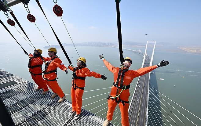 ▲ 세계 최고 높이 해상교량 전망대인 인천 청라하늘대교(제3연륙교) 전망대가 다음 달 개장을 앞둔 가운데 25일 시설 점검에서 관계자들이 안전장비를 착용하고 외부 공간을 걸으며 '엣지워크'를 시연하고 있다. /이재민 기자 leejm@incheonilbo.com