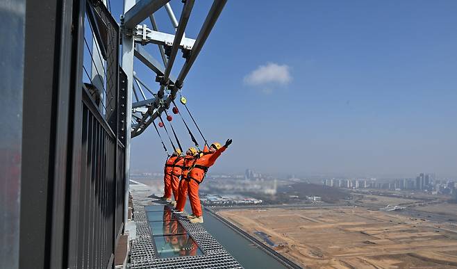 ▲ 세계 최고 높이 해상교량 전망대인 인천 청라하늘대교(제3연륙교) 전망대가 다음 달 개장을 앞둔 가운데 25일 시설 점검에서 관계자들이 안전장비를 착용하고 외부 공간을 걸으며 '엣지워크'를 시연하고 있다. /이재민 기자 leejm@incheonilbo.com
