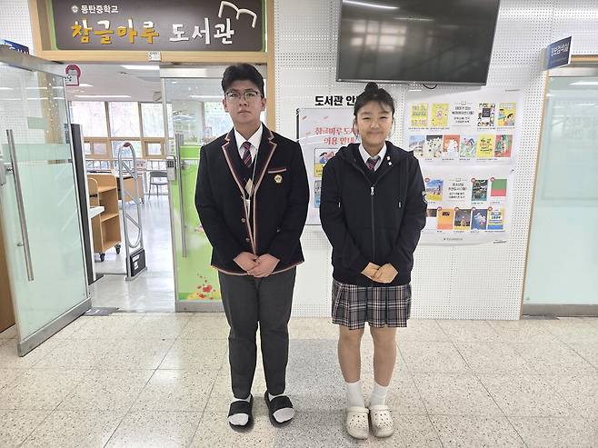 ▲ 동탄중 학생회장 김민서(왼쪽) 군과 고은 양이 정장교복과 편한교복을 소개하고 있다.