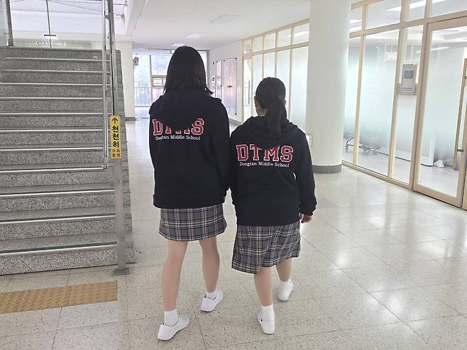 ▲ 동탄중학교 학생들이 편한교복을 입고 수업에 가고 있다.