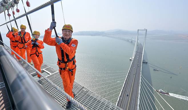 세계 최고 높이의 인천 청라하늘대교 전망대 개장을 앞두고 25일 전망대에서 현장 시설 점검이 열려 유정복 인천시장과 관계자들이 안전 장비를 착용하고 시설 외부 공간을 걷는 '엣지워크'체험을 하고 있다. 해발 184.2m 높이의 청라하늘대교 주탑 전망대는 기네스북에 등재됐으며, 미국 세계기록위원회(WRC)의 인증을 받았다. 이진우 기자 ljw@kihoilbo.co.kr