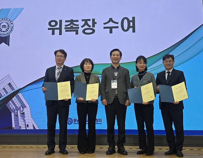 자문위원으로 위촉된 유영돈 중도일보 사장(사진 왼쪽)과 운영부회장으로 위촉된 김종만 대전수의사회장(사진 오른쪽) 등 동문들이 한기온 동문회장(사진 가운데)으로부터 위촉장을 받고 있다,                                                                                                사진 한성일 기자