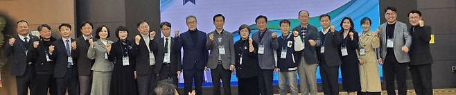 한기온 충남대 총동창회장이 충남대 총동창회 집행부 임원들을 소개하고 있다.                               사진 한성일 기자