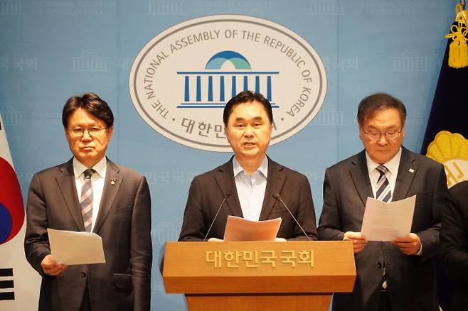 행정수도 특별법을 대표 발의한 더불어민주당 국가균형성장특별위원장인 김태년 의원(오른쪽)과 조국혁신당 황운하 의원(왼쪽), 무소속 김종민 의원(중앙)이 25일 국회 소통관에서 3월 30일 예정된 국회 국토교통위원회 법안심사소위원회에 법안을 상정해 여야가 합의 처리하기를 촉구하고 있다. 사진제공=김종민 의원실