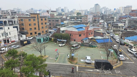 25일 광주광역시 동구 동명동 푸른마을 공동체 앞 공영주차장은 텅 비어있었지만 주변 골목길에는 불법 주차된 차들이 늘어서 있다. 황의재 수습기자&nbsp;