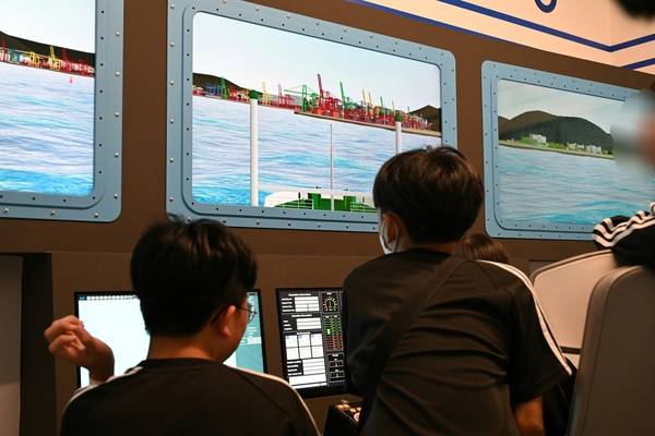 진로교육원에서 학생들이 조선해양 체험을 하고 있는 모습. /경남교육청